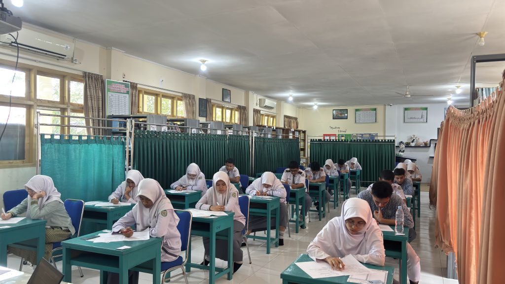 SMAN 10 Fajar Harapan Garuda Transformasi Sukses Selenggarakan Official IELTS Test
