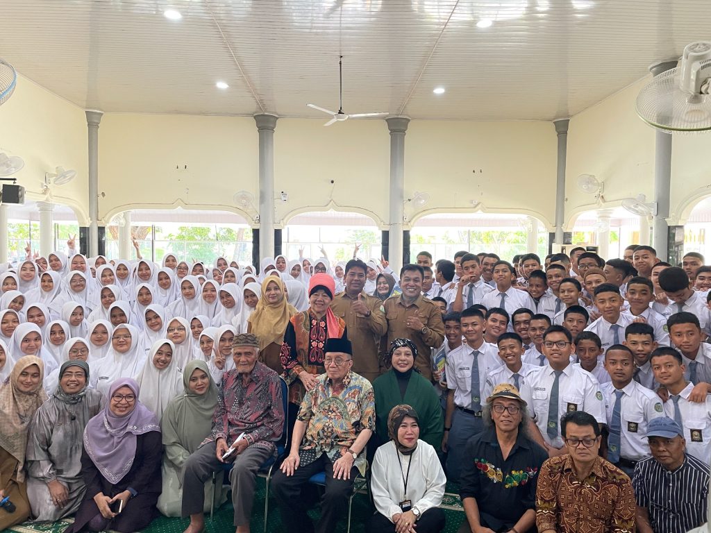 Kunjungan Sastrawan Taufiq Ismail di SMAN 10 Fajar Harapan Pacu Semangat Literasi