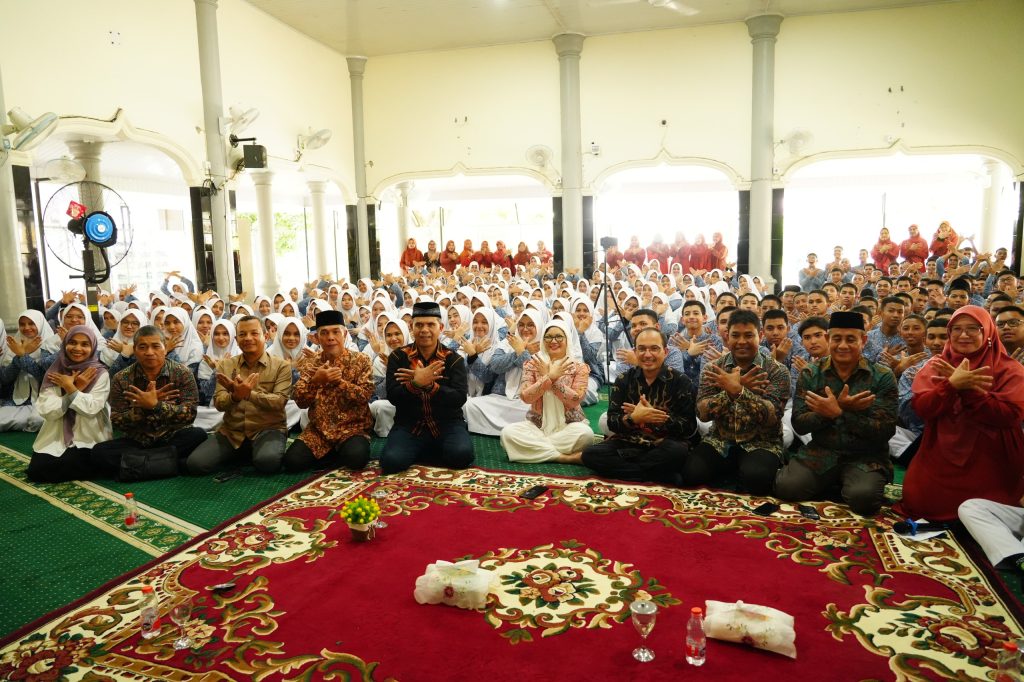 Wamendiktisaintek Kunjungi SMA Negeri 10 Fajar Harapan, Memberi  Motivasi dan Apresiasi Siswa Lolos Universitas Top Dunia